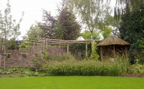 Janssen Beek en Donk tuin met Robinia pergola (14)