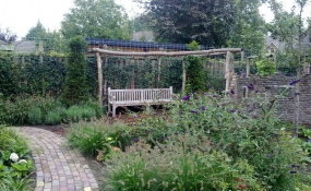 Janssen Beek en Donk tuin met Robinia pergola (15)