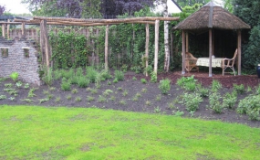 Janssen Beek en Donk tuin met Robinia pergola (8)